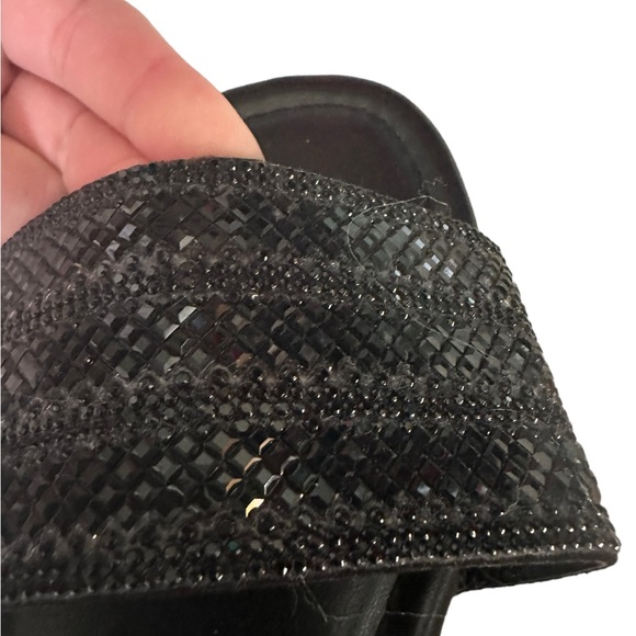 ❤️NWOT Guess slide sandals 🖤 - Picture 3 of 4